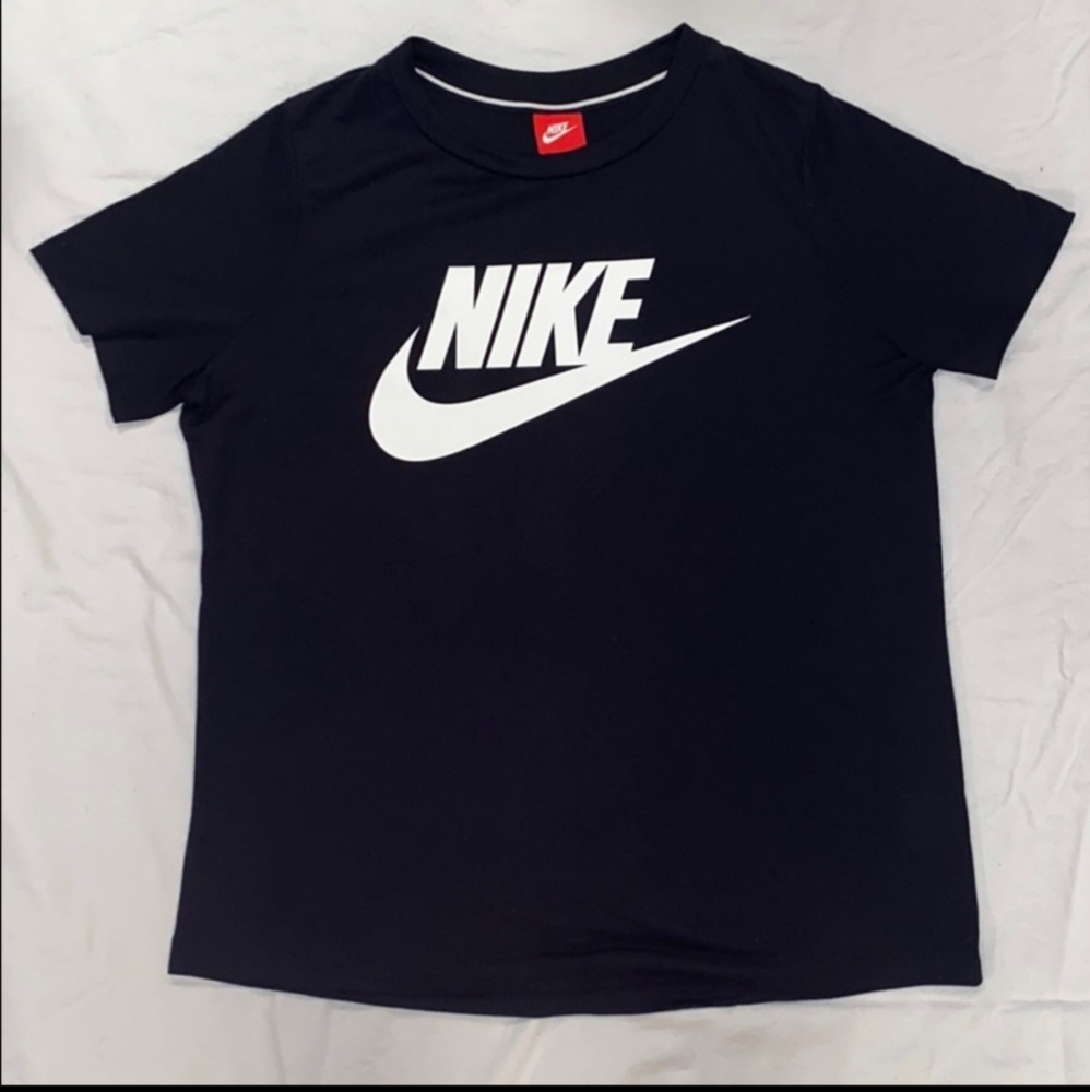 Nike Sportswear Essential Icon Futura T-sh…